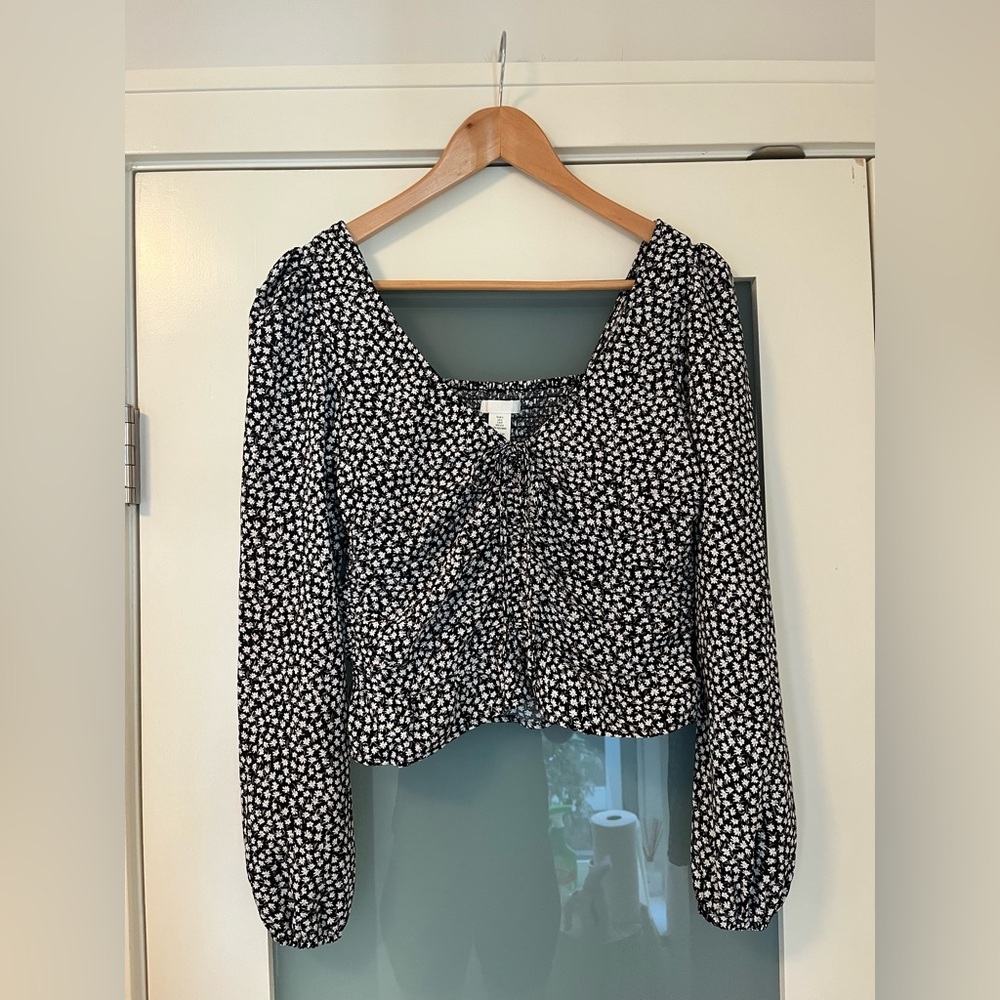 *SUPER CUTE* H&M Cropped Ruched Peplum Daisy Blouse